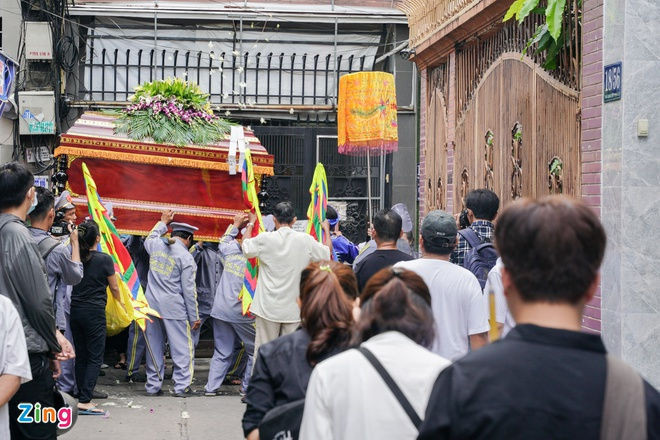 Dong nguoi dua linh cuu hoc sinh tu nan ngang qua truong hoc hinh anh 1 Phuong_nga3_zing.jpg