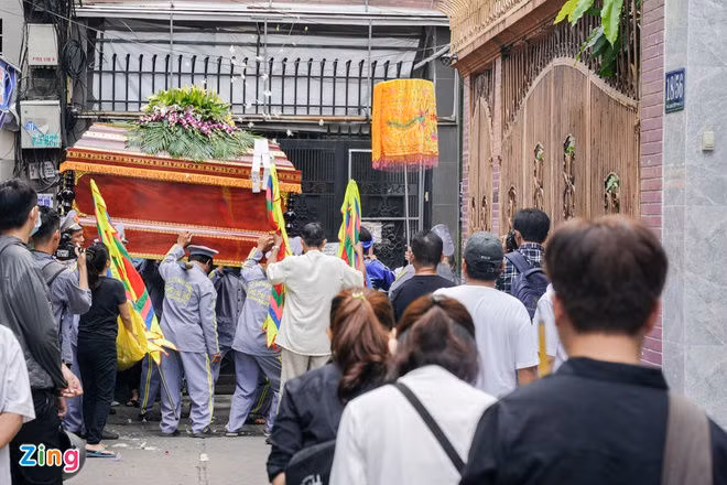 Dong nguoi dua linh cuu hoc sinh tu nan ngang qua truong hoc hinh anh 1 Phuong_nga3_zing.jpg