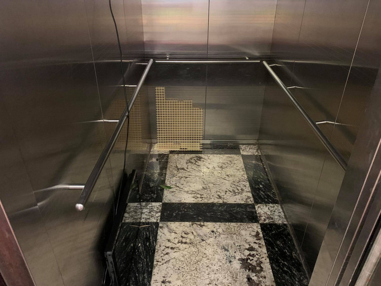 Hà Nội: Thang máy rơi tự do từ tầng 5, hai người bị thương - 2