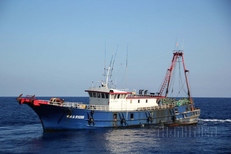 Tàu cá vỏ sắt Quế Bắc Ngư 91099 sơn màu xanh, buồng lái trắng đang bị lực lượng chấp phát Việt Nam xua đuổi khỏi vùng đặc quyền kinh tế Việt Nam, tháng 4.2019. Ảnh: Mai Thanh Hải