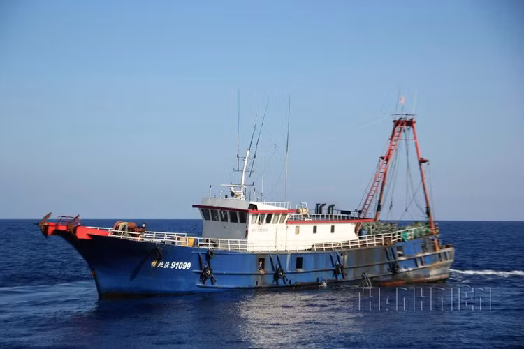 Tàu cá vỏ sắt Quế Bắc Ngư 91099 sơn màu xanh, buồng lái trắng đang bị lực lượng chấp phát Việt Nam xua đuổi khỏi vùng đặc quyền kinh tế Việt Nam, tháng 4.2019. Ảnh: Mai Thanh Hải