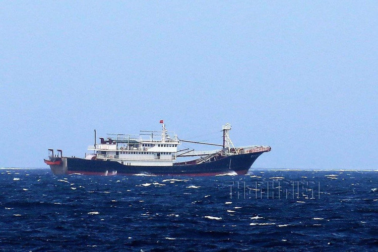 Tàu cá vỏ sắt Trung Quốc sơn màu đen, buồng lái màu trắng, cao 3 tầng, tại vùng biển Sinh Tồn (Trường Sa), tháng 1.2018. Ảnh: Mai Thanh Hải Tàu cá Quế Khâm Ngư 12665 xâm phạm vùng đặc quyền kinh tế Việt Nam, tháng 5.2019. Ảnh: Mai Thanh Hải Tàu cá Trung Quốc hạ thủy đầu 2016 và tháng 4.2016 xuất hiện ngoài Trường Sa. Ảnh: Mai Thanh Hải (còn tiếp)