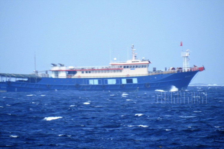 Tàu cá vỏ sắt 750 tấn của Trung Quốc xuất hiện tại Trường Sa, tháng 2.2018. Ảnh: Mai Thanh Hải Tàu cá vỏ sắt Trung Quốc sơn màu đen, buồng lái màu trắng, cao 3 tầng, tại vùng biển Sinh Tồn (Trường Sa), tháng 1.2018. Ảnh: Mai Thanh Hải Tàu cá Quế Khâm Ngư 12665 xâm phạm vùng đặc quyền kinh tế Việt Nam, tháng 5.2019. Ảnh: Mai Thanh Hải Tàu cá Trung Quốc hạ thủy đầu 2016 và tháng 4.2016 xuất hiện ngoài Trường Sa. Ảnh: Mai Thanh Hải (còn tiếp)