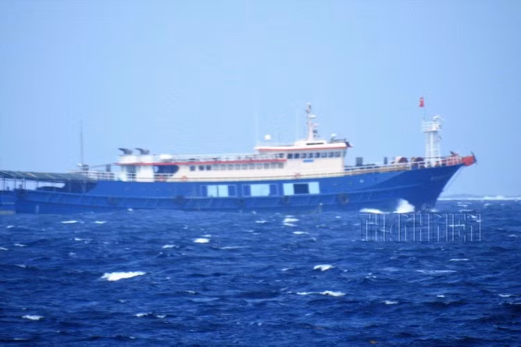 Tàu cá vỏ sắt 750 tấn của Trung Quốc xuất hiện tại Trường Sa, tháng 2.2018. Ảnh: Mai Thanh Hải Tàu cá vỏ sắt Trung Quốc sơn màu đen, buồng lái màu trắng, cao 3 tầng, tại vùng biển Sinh Tồn (Trường Sa), tháng 1.2018. Ảnh: Mai Thanh Hải Tàu cá Quế Khâm Ngư 12665 xâm phạm vùng đặc quyền kinh tế Việt Nam, tháng 5.2019. Ảnh: Mai Thanh Hải Tàu cá Trung Quốc hạ thủy đầu 2016 và tháng 4.2016 xuất hiện ngoài Trường Sa. Ảnh: Mai Thanh Hải (còn tiếp)