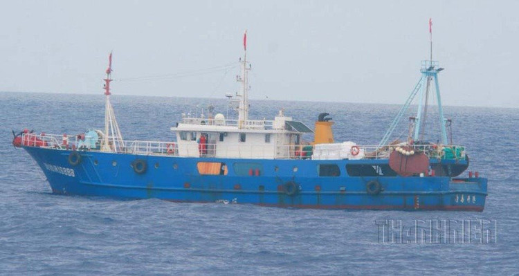 Người trên buồng lái tàu cá vỏ sắt Quỳnh Hải Ngư 16888 dùng ống nhòm quan sát khi tàu Việt Nam cơ động lại gần; Trường Sa, năm 2015. Ảnh: Mai Thanh Hải Tàu cá vỏ sắt Quế Bắc Ngư 50068 của tỉnh Quảng Tây sơn màu xám giống màu sơn của các tàu hải quân Trung Quốc, chụp tháng 4.2019 trên vùng biển miền Trung. Ảnh: Mai Thanh Hải Tàu cá vỏ sắt Quế Bắc Ngư 91099 sơn màu xanh, buồng lái trắng đang bị lực lượng chấp phát Việt Nam xua đuổi khỏi vùng đặc quyền kinh tế Việt Nam, tháng 4.2019. Ảnh: Mai Thanh Hải