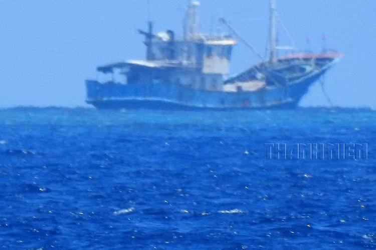 Tàu vỏ sắt đời cũ của Trung Quốc neo tại Trường Sa; tháng 5.2008. Ảnh: Mai Thanh Hải Tàu cá vỏ sắt Quỳnh Hải Ngư 13588 Trung Quốc đang chuẩn bị hạ xuồng cho ngư dân vào đánh bắt hải sản tại bãi cạn Én Đất (Trường Sa), năm 2014. Ảnh: Mai Thanh Hải