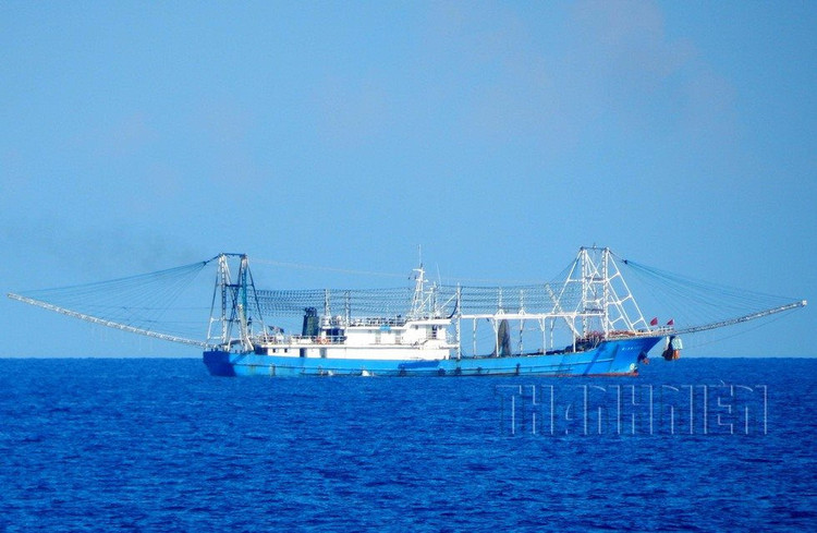 Tàu cá Trung Quốc hạ thủy đầu 2016 và tháng 4.2016 xuất hiện ngoài Trường Sa. Ảnh: Mai Thanh Hải (còn tiếp)