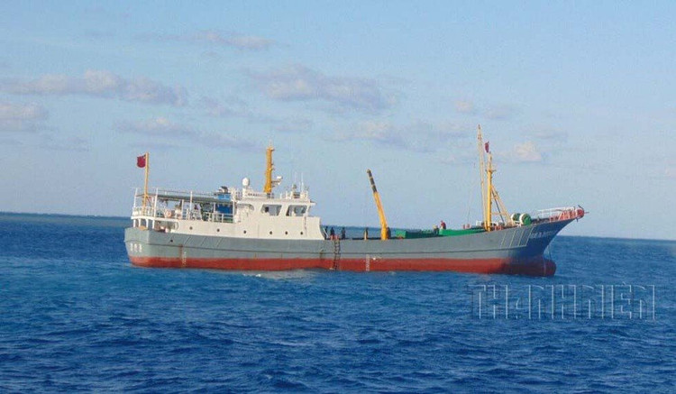 Tàu cá Trung Quốc không rõ số hiệu, cùng loại 300 tấn nhưng sơn màu xám. Hình chụp tại Trường Sa, năm 2014. Ảnh: Mai Thanh Hải Người trên buồng lái tàu cá vỏ sắt Quỳnh Hải Ngư 16888 dùng ống nhòm quan sát khi tàu Việt Nam cơ động lại gần; Trường Sa, năm 2015. Ảnh: Mai Thanh Hải Tàu cá vỏ sắt Quế Bắc Ngư 50068 của tỉnh Quảng Tây sơn màu xám giống màu sơn của các tàu hải quân Trung Quốc, chụp tháng 4.2019 trên vùng biển miền Trung. Ảnh: Mai Thanh Hải Tàu cá vỏ sắt Quế Bắc Ngư 91099 sơn màu xanh, buồng lái trắng đang bị lực lượng chấp phát Việt Nam xua đuổi khỏi vùng đặc quyền kinh tế Việt Nam, tháng 4.2019. Ảnh: Mai Thanh Hải