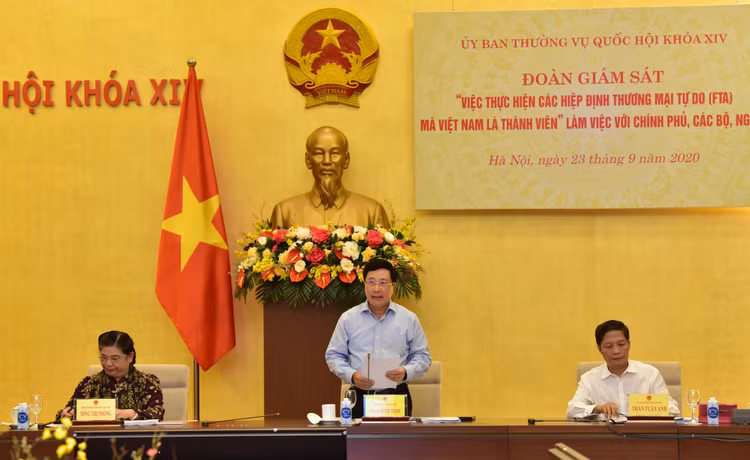 Phó Thủ tướng Chinh phủ Phạm Bình Minh tại buổi làm việc về việc thực hiện các Hiệp định thương mại tự do (FTA) mà Việt Nam là thành viên. Ảnh: VGP