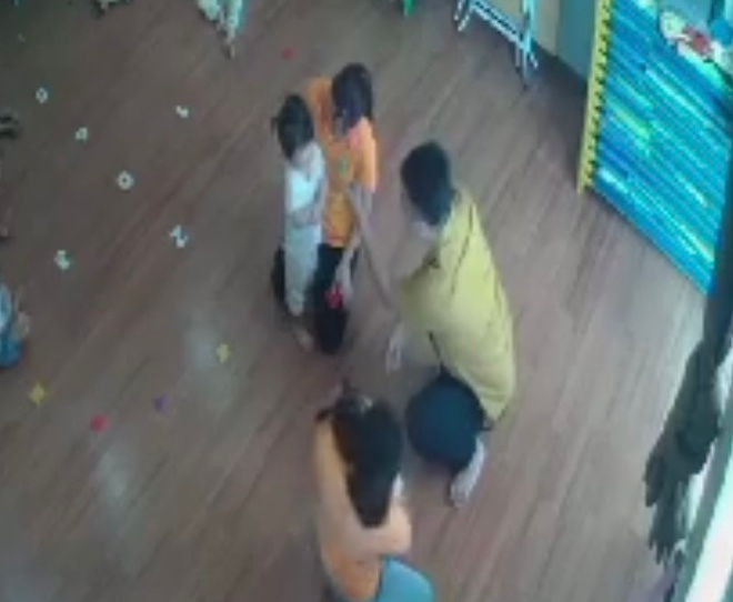 Be gai 2 tuoi bi bo ban danh anh 1