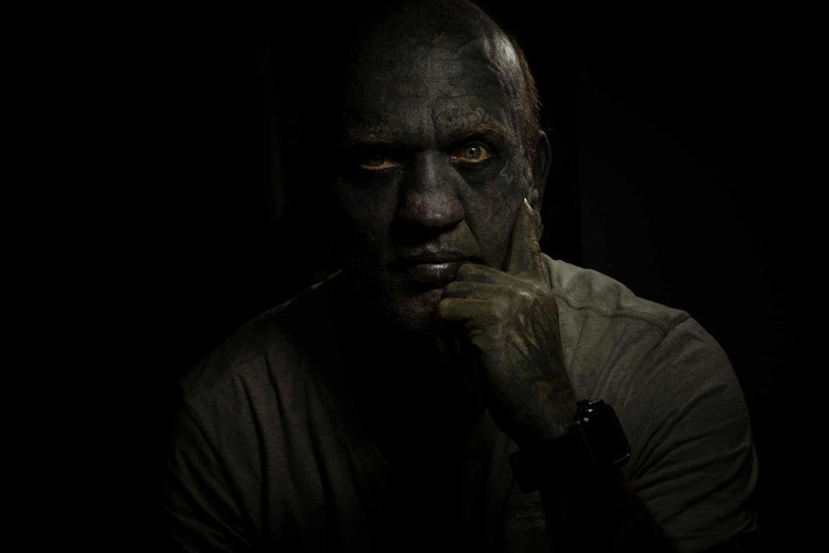 nguoi dan ong nhieu hinh xam nhat the gioi anh 2