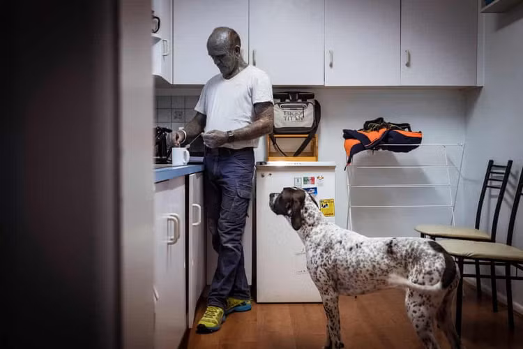 nguoi dan ong nhieu hinh xam nhat the gioi anh 4