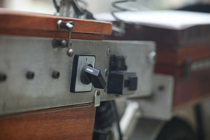 Công tắc chuyển nguồn sử dụng điện ở tụ phía trước (1) và phía yên sau (2).