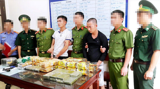 Một số nghi can (thứ 3 và 5 từ phải qua) cùng tang vật tại cơ quan điều tra. Ảnh: Biên Phòng