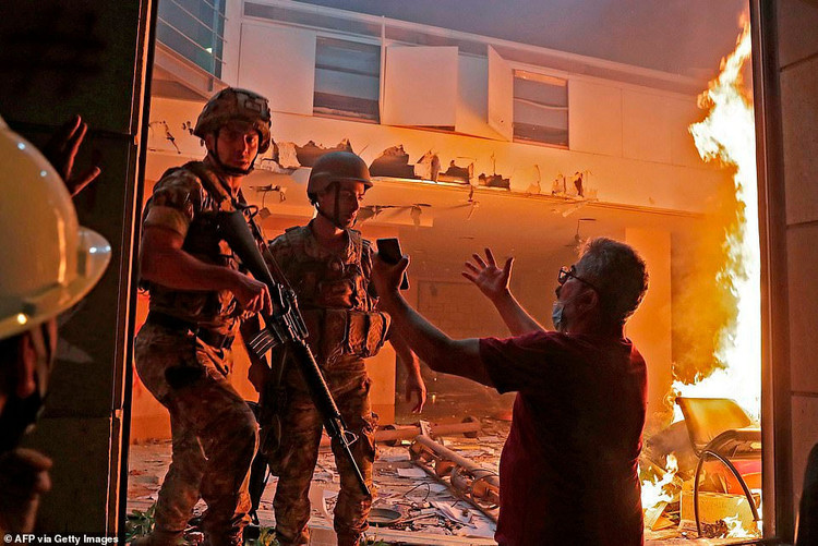 Li Băng: Biển người giận dữ biểu tình, chiếm hàng loạt trụ sở các bộ - 5