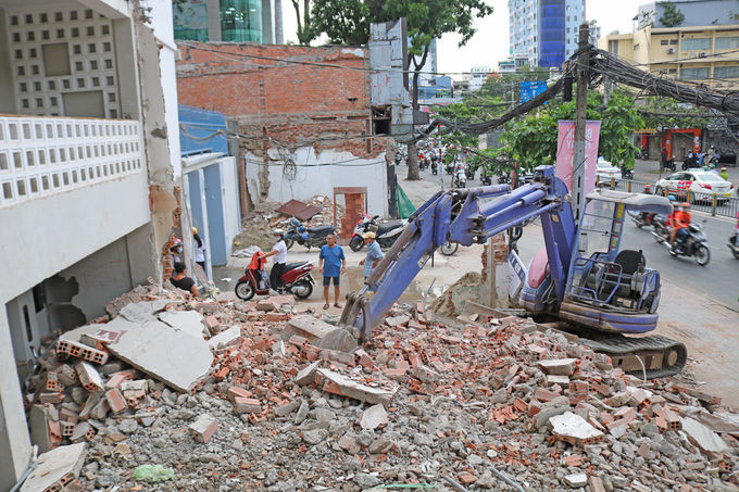 Dãy nhà mặt tiền đường Cách Mạng Tháng Tám (quận 1) tháo dỡ, lùi sâu để giao mặt bằng xây ga Tao Đàn thuộc tuyến Metro Số 2, chiều 27/11. Ảnh:Gia Minh.