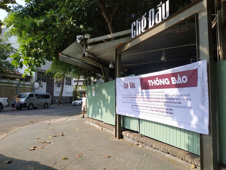 Một số quán cà phê ở quận Phú Nhuận, TPHCM dán bảng tạm đóng cửa vì dịch COVID-19.