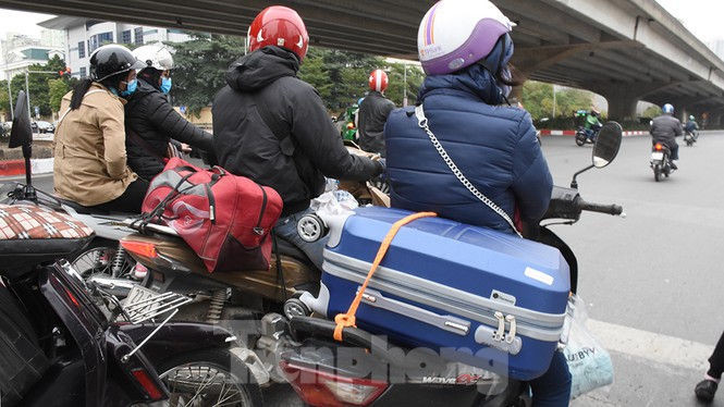 Người dân ùn ùn quay lại Thủ đô sau một tuần nghỉ Tết - ảnh 14