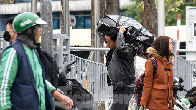 Người dân ùn ùn quay lại Thủ đô sau một tuần nghỉ Tết - ảnh 7