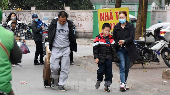Người dân ùn ùn quay lại Thủ đô sau một tuần nghỉ Tết - ảnh 11