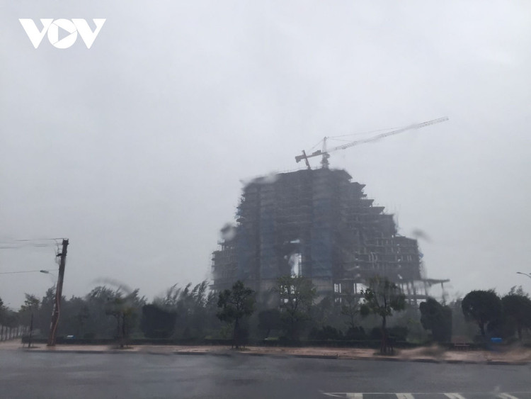 Cập nhật: Bão số 13 cuốn bay mái trường học, "nhổ" bật gốc cây, cuốn trôi nhà dân ảnh 54