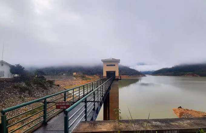 Một góc hồ chứa nước nhà máy thủy điện Ea Krong Rou, tại thị xã Ninh Hòa, hôm 17/10. Ảnh: Thái An.
