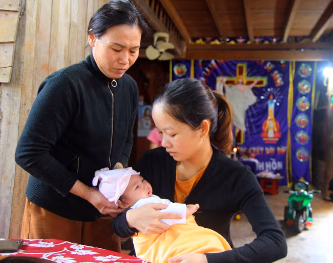 Chị Thảo (phải) và đứa con thứ hai vài tháng tuổi. Ảnh: Thu Hà.