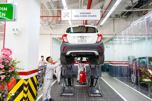 Bên trong xưởng dịch vụ của VinFast.