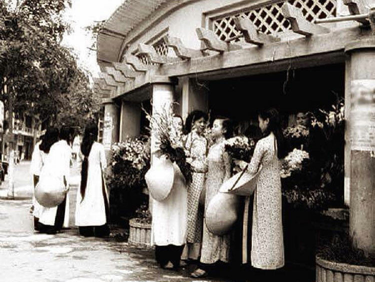 Kiot bán hoa tươi ở góc phố Hàng Khay, phía sau có đài phun nước đều đã bị phá. Ảnh tư liệu.