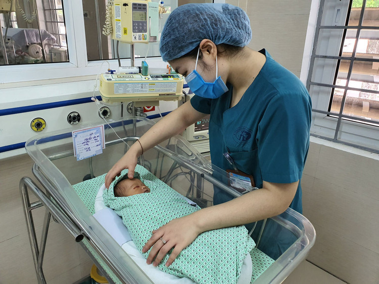 Bé sơ sinh bị bỏ rơi dưới hố ga bị nhiễm trùng máu nặng, phải thở máy - 1