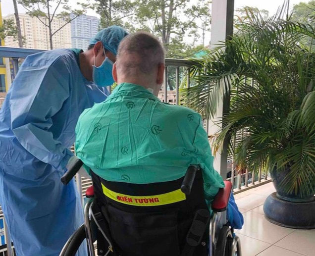 Không ca mắc mới Covid-19, nam phi công người Anh cai máy thở dài hơn - 1