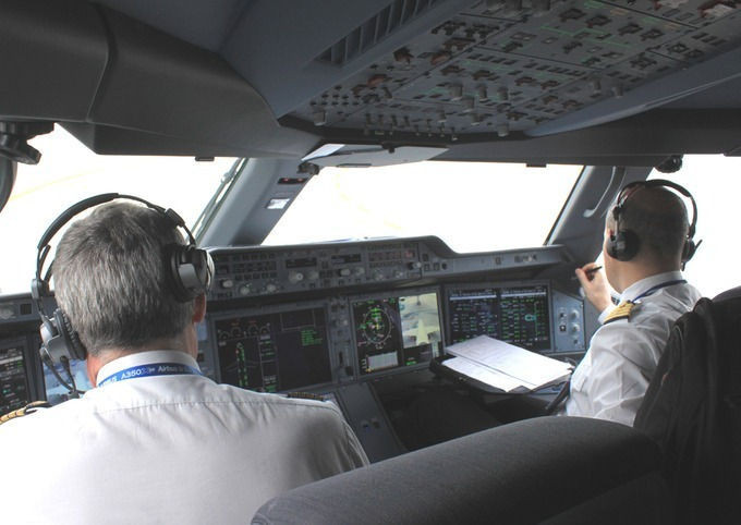 Phi công nước ngoài làm việc ở Việt Nam. Ảnh: Anh Duy.