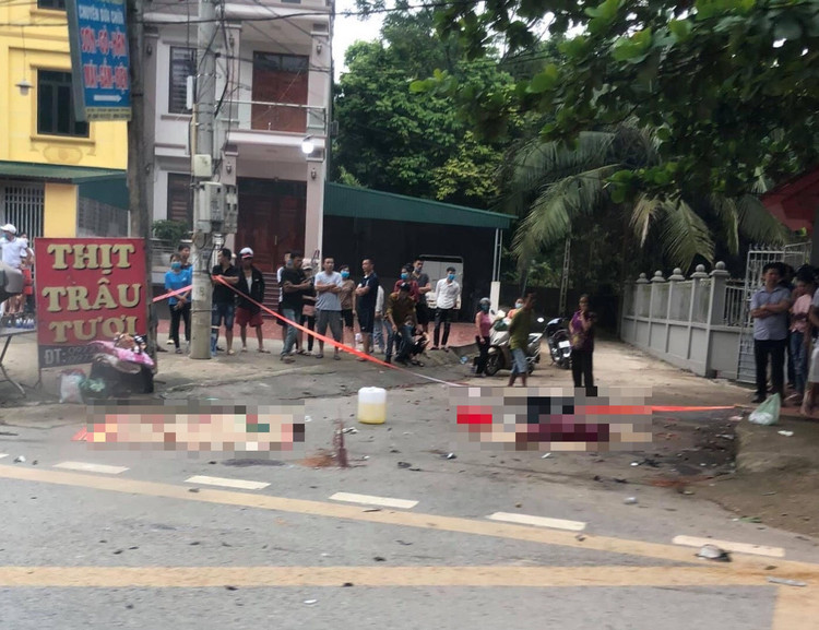 3 phụ nữ trẻ đi xe máy cùng tử nạn sau va chạm với ô tô - 1