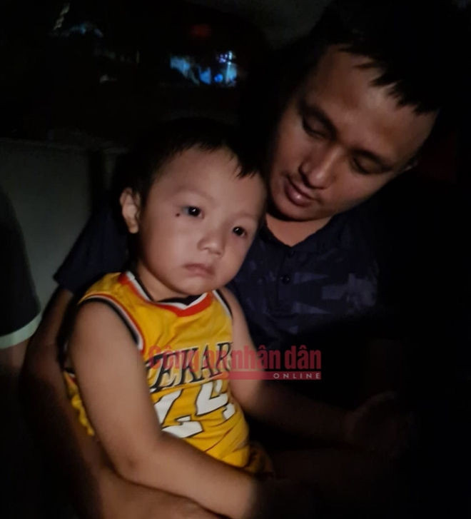 Cháu bé được lực lượng công an giải cứu.