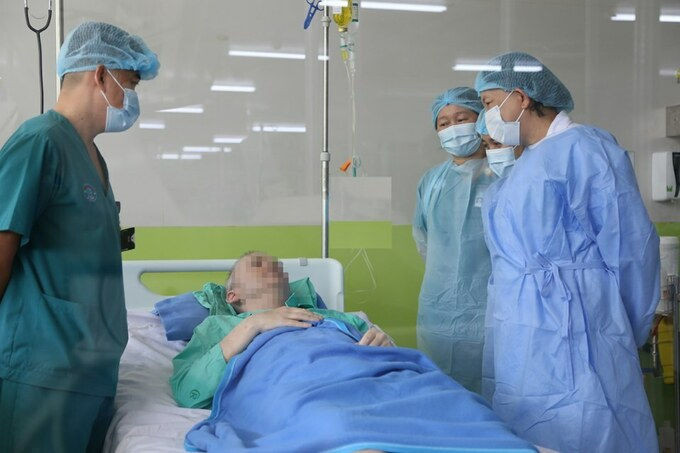 Bệnh nhân phi công đang điều trị tại Bệnh viện Chợ Rẫy, ngày 22/6. Ảnh do bệnh viện cung cấp.