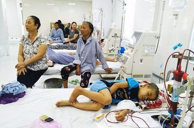 Một bệnh nhi tại Khoa Thận nhân tạo Bệnh viện mệt mỏi sau 2 ngày cuối tuần không được lọc máu. Ảnh: Thanh Nga