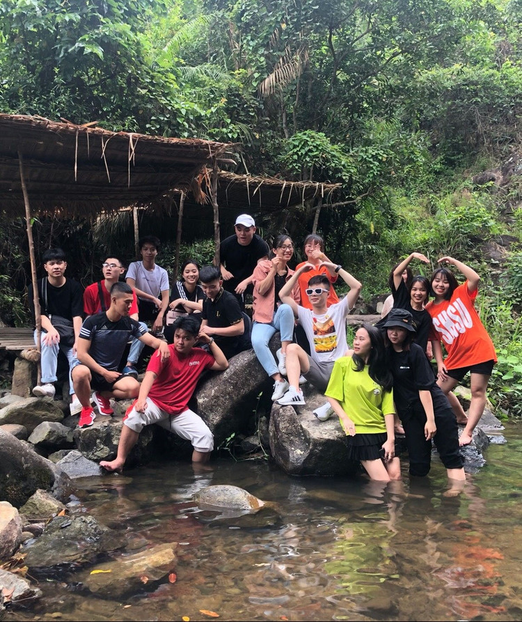 Sinh viên Bộ môn Biến đổi khí hậu và Phát triển bền vững đi thực tế tại Khu sinh thái tác Pạc Sủi, Quảng Ninh.