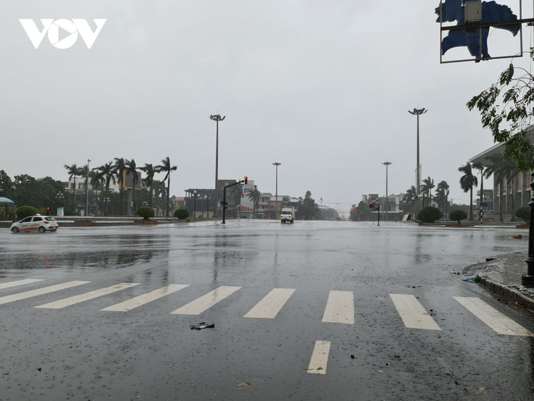 Cập nhật: Bão số 13 cuốn bay mái trường học, "nhổ" bật gốc cây, cuốn trôi nhà dân ảnh 43