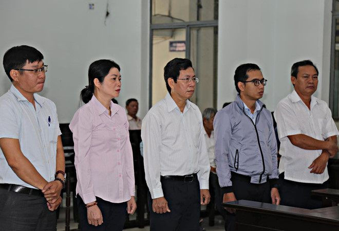 Phó chủ tịch UBND TP.Nha Trang Lê Huy Toàn (giữa) và các bị cáo tại toà (Ảnh: Nguyễn Chung)
