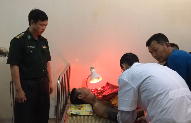 Đề nghị dùng trực thăng cứu hộ 10 thuyền viên đang gặp nguy hiểm trên biển - 1