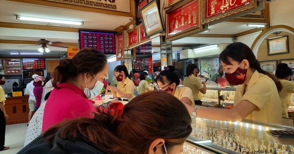 Giá vàng hôm nay 14-10: Bi kịch rơi tự do, nhà đầu tư thu gom USD - Ảnh 1.