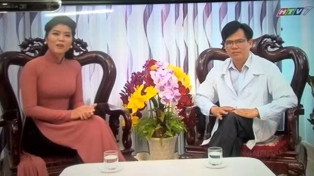 Lương y Phạm Ngọc Khánh thường xuyên chia sẻ cách phòng bệnh trên truyền hình.