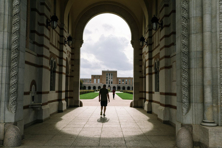 'Giac mo My' cua du hoc sinh sup do: Het tien, khong cho o, di xin an hinh anh 5 New_York_Times.jpg