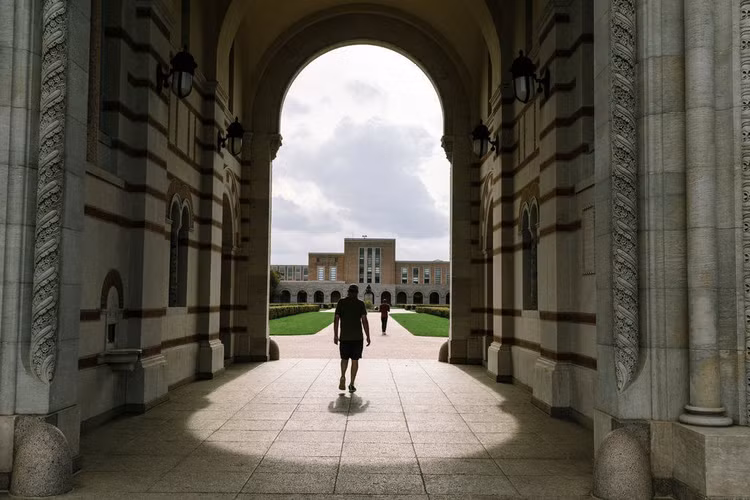 'Giac mo My' cua du hoc sinh sup do: Het tien, khong cho o, di xin an hinh anh 5 New_York_Times.jpg