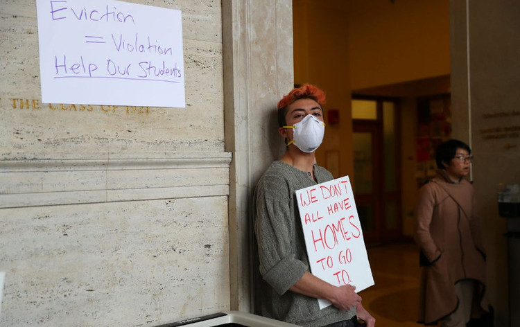 'Giac mo My' cua du hoc sinh sup do: Het tien, khong cho o, di xin an hinh anh 2 coronavirus_campus_getty_img.jpg