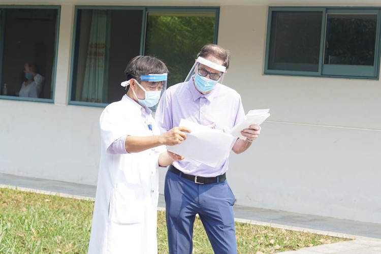 Bệnh nhân người Anh nhận giấy ra viện. Ảnh: Thanh Xuân