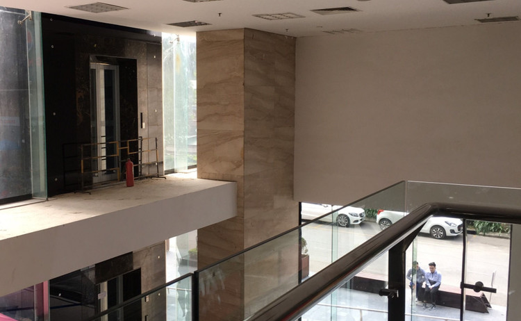 Công an vào cuộc vụ bước hụt chân rơi 3m tại sảnh thang máy chung cư - 2