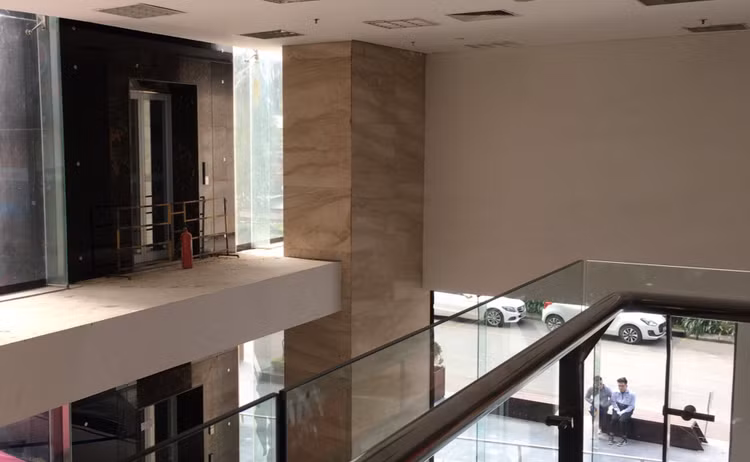 Công an vào cuộc vụ bước hụt chân rơi 3m tại sảnh thang máy chung cư - 2