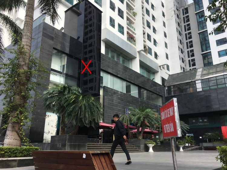 Công an vào cuộc vụ bước hụt chân rơi 3m tại sảnh thang máy chung cư - 3