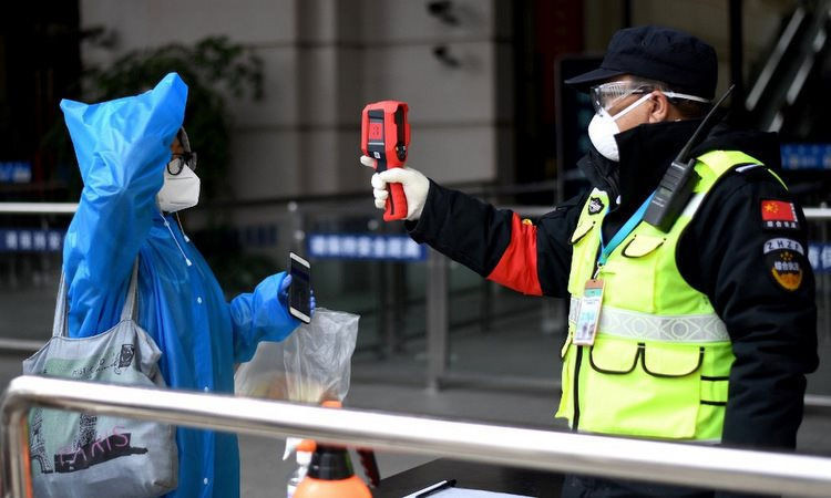 Kiểm tra thân nhiệt tại ga Hán Khẩu, Vũ Hán hôm 11/4. Ảnh: AFP.
